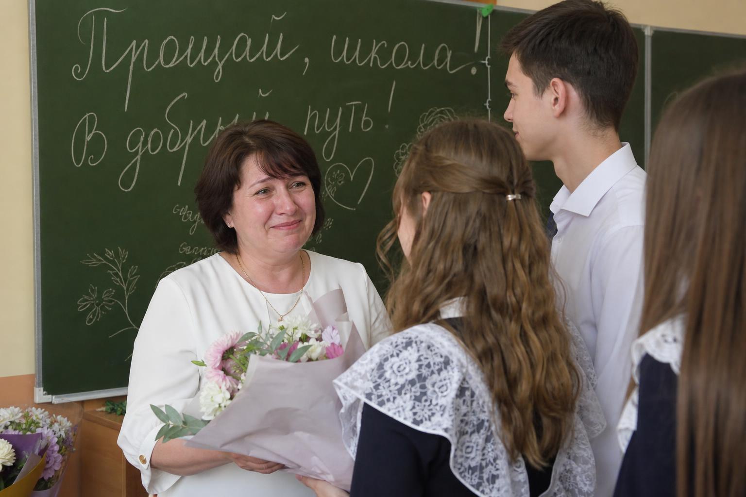 Выпускники записывают воспоминания об учителе для персональной песни